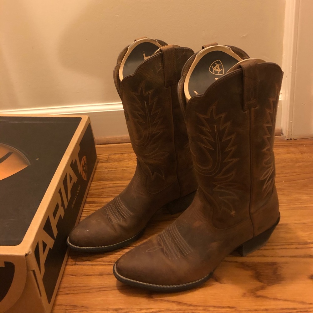 Ariat cowboy boots, excellent condition! Size 8.